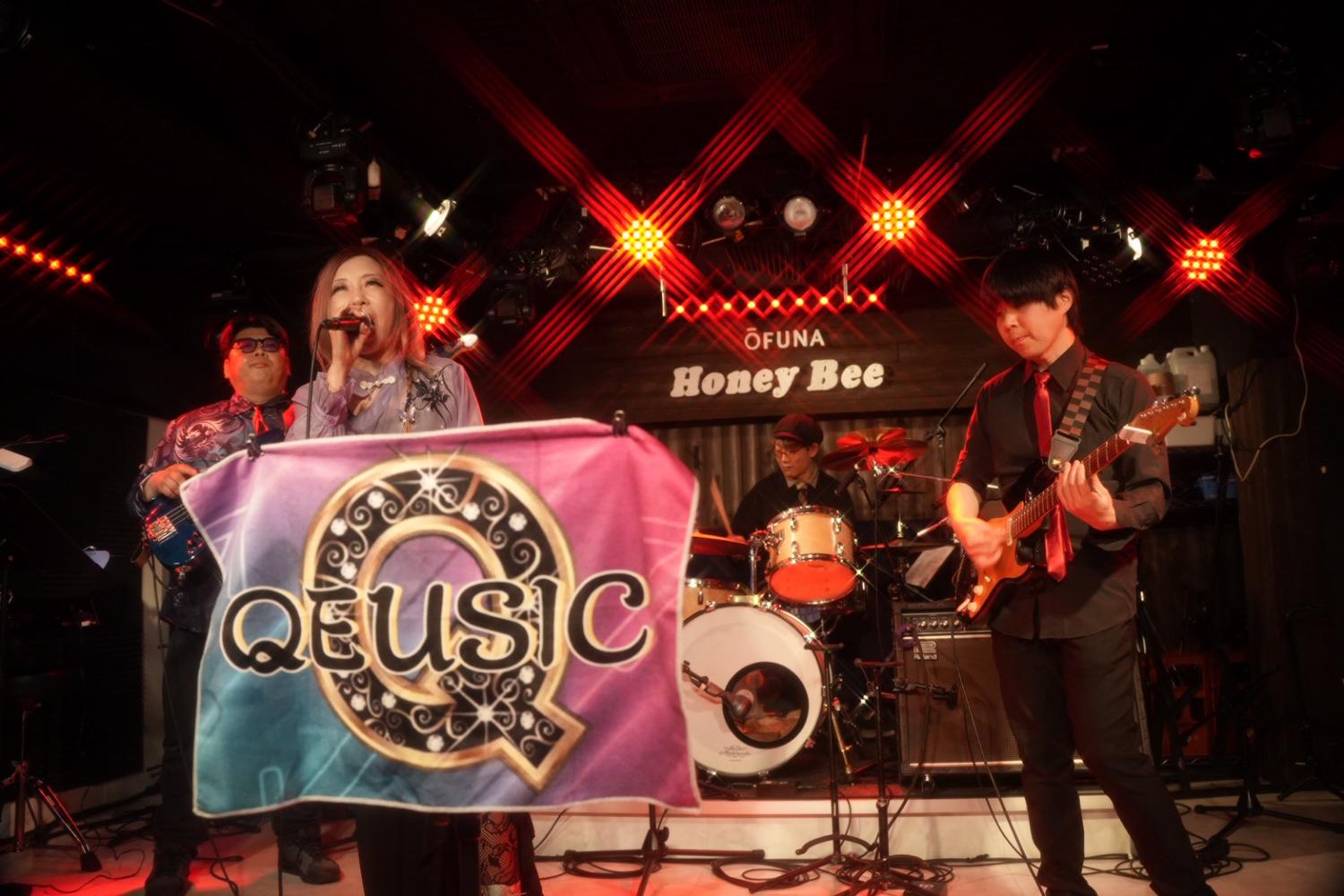赤いクロスライトの大船Honey Bee。QEUSIC旗の前で歌うJUN、右にみっくん、奥にまこ、左にのすけ