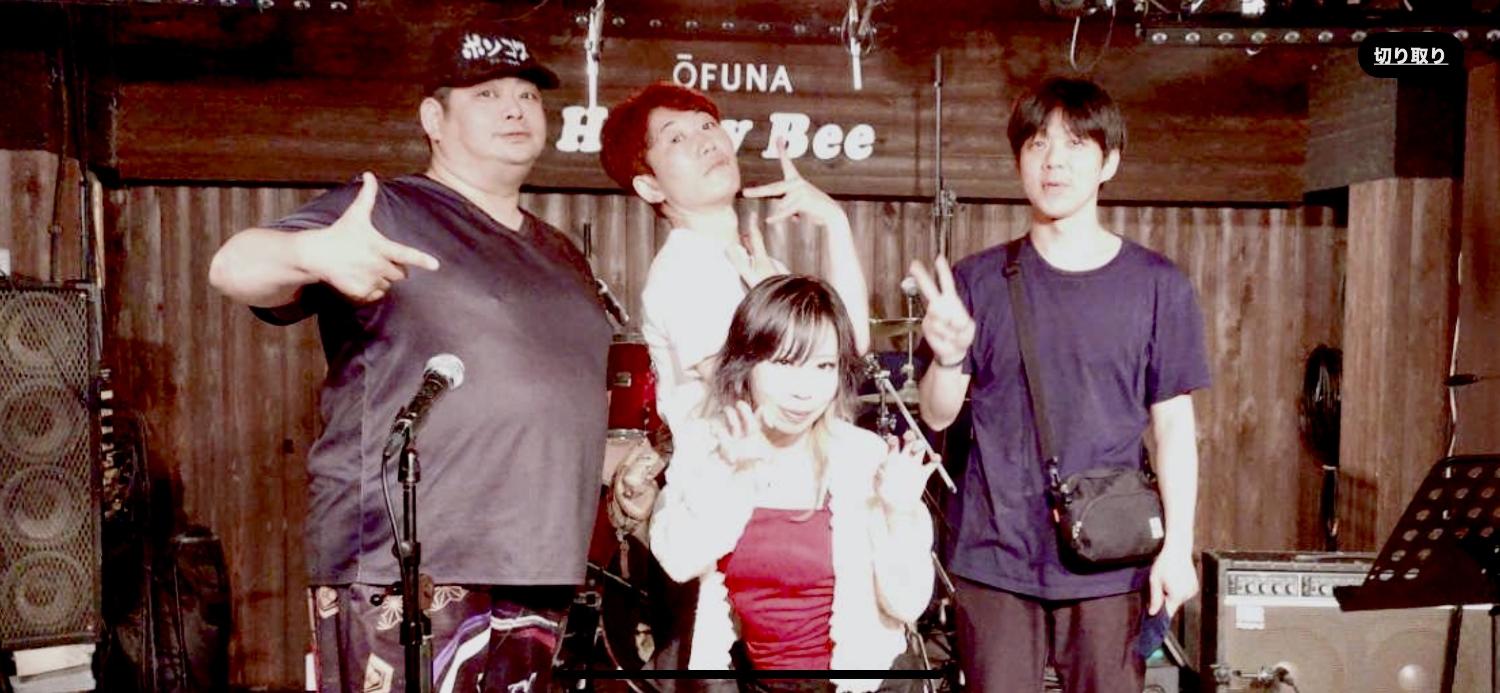 大船Honey Beeの木壁の前。のすけ、まこ、JUN、みっくんがポーズを決めるセピア調のショット
