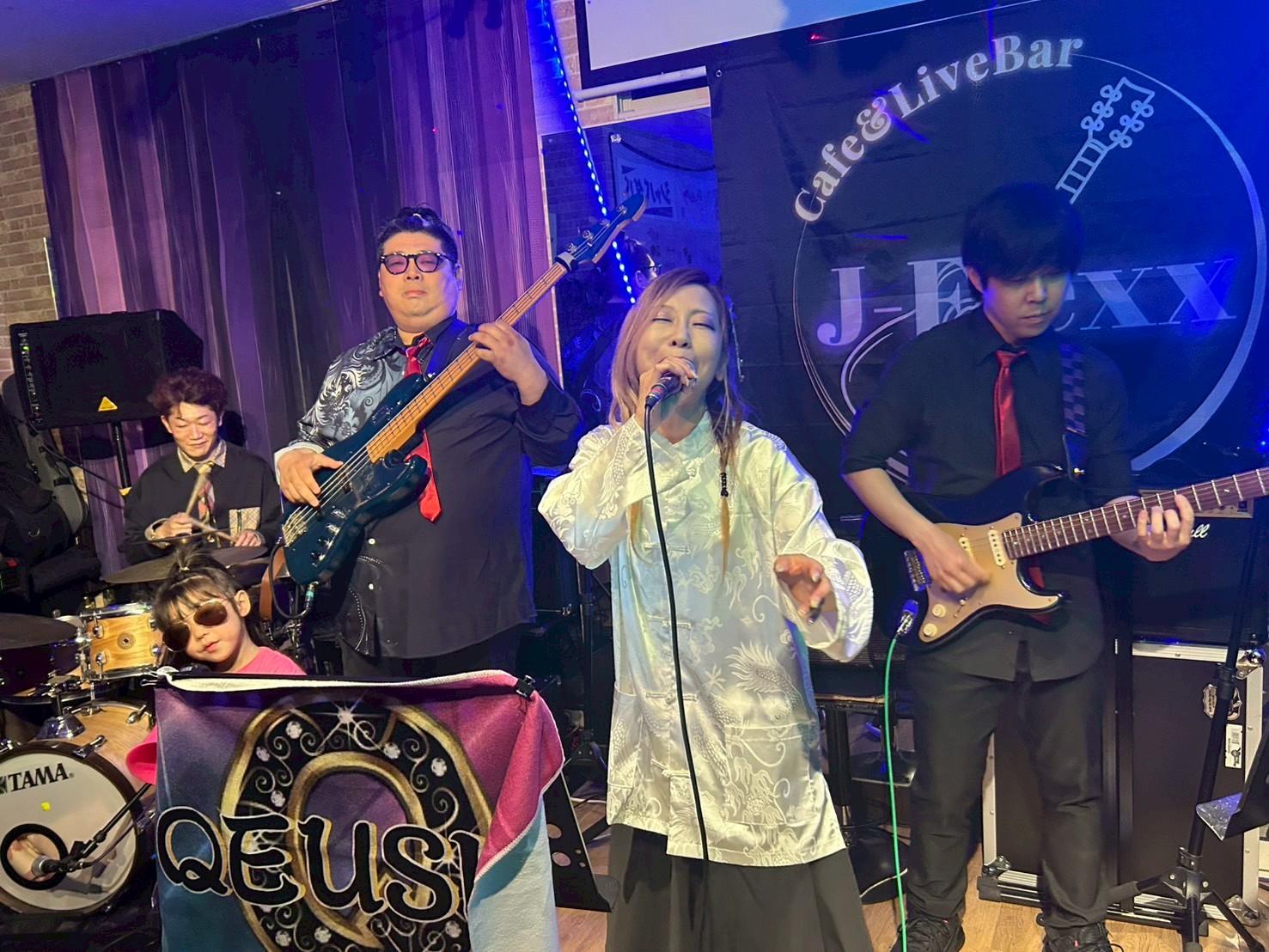 東林間J-Flexx。白い羽織のJUNが目を閉じて歌う。左にのすけ、右にみっくん、手前に子ども