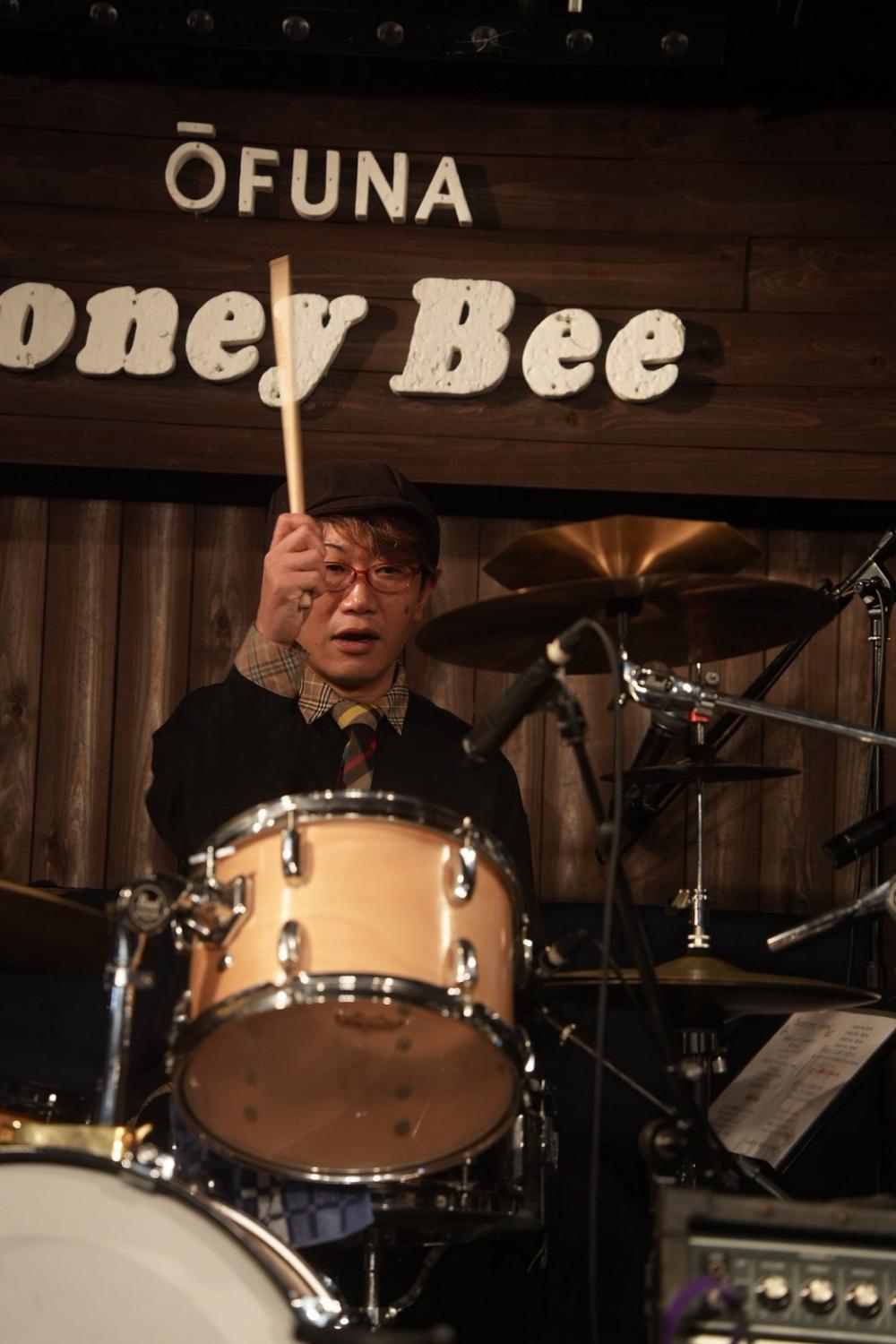 大船Honey Bee。キャップを被り、スティックを高く掲げる まこ
