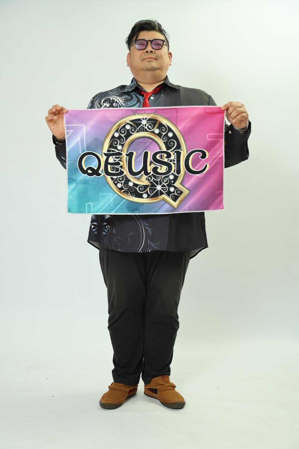 QEUSIC ベース のすけ。白い背景でQEUSIC旗を掲げる