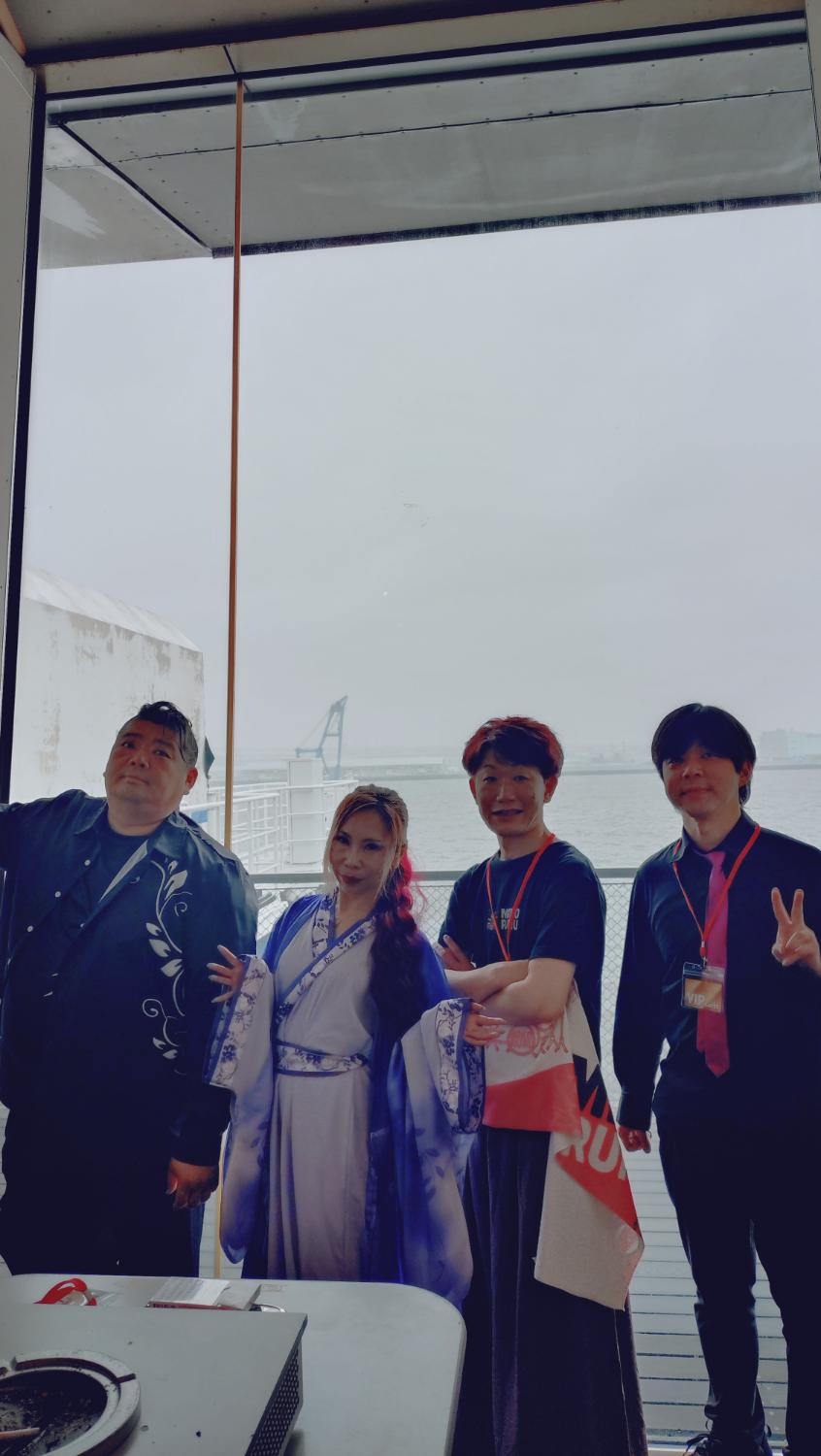 横浜みなとみらい大さん橋、海を望む窓の前。青い着物のJUNと3人