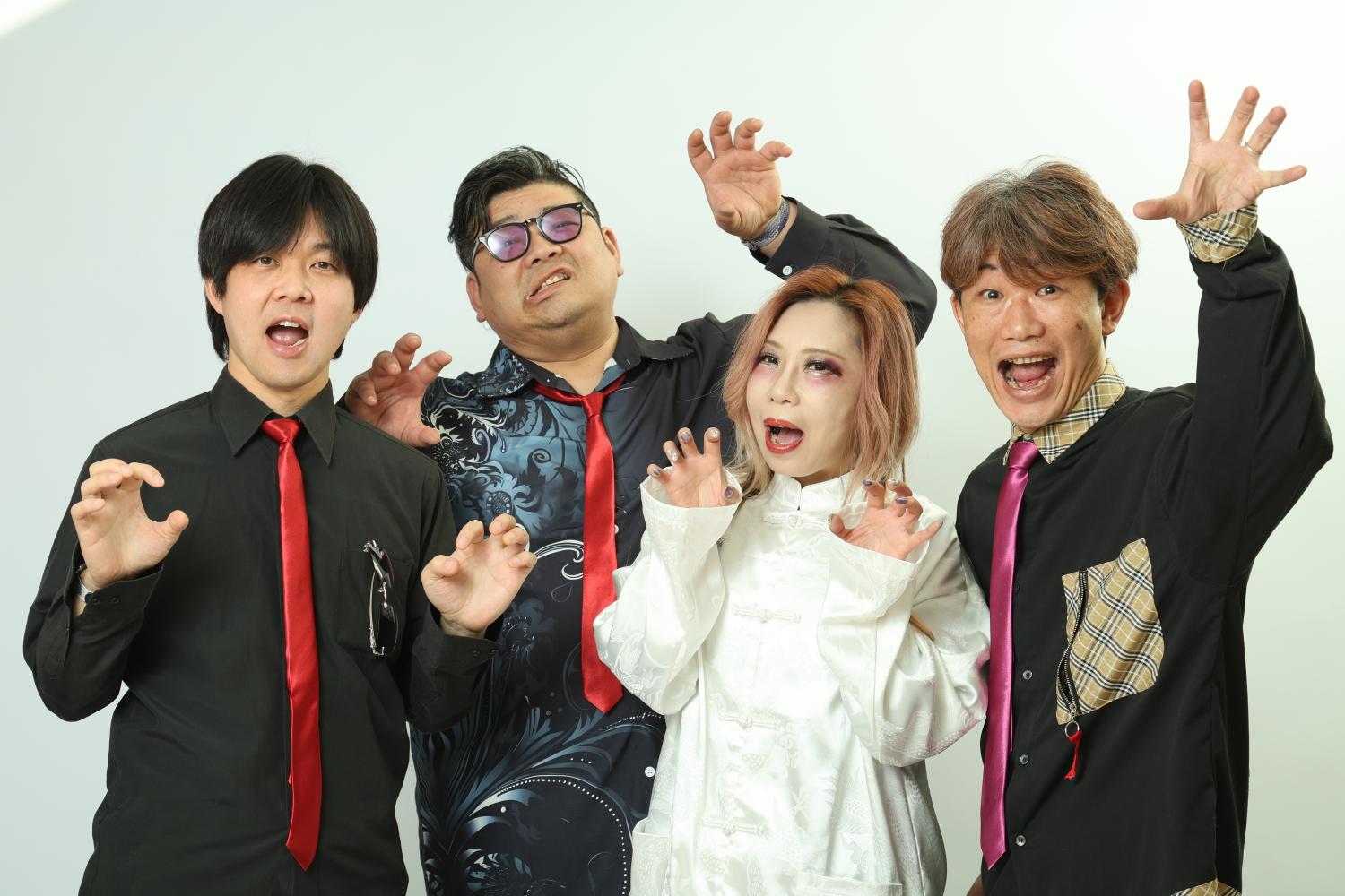 白い背景で両手を上げて笑うQEUSIC。左からみっくん、のすけ、JUN、まこ