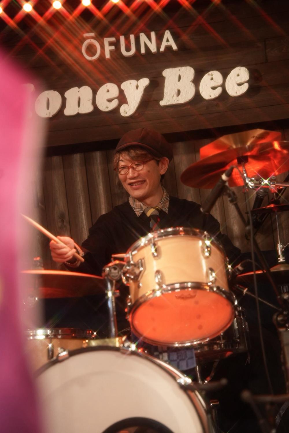 大船Honey Bee、木の壁の前で笑って叩く まこ