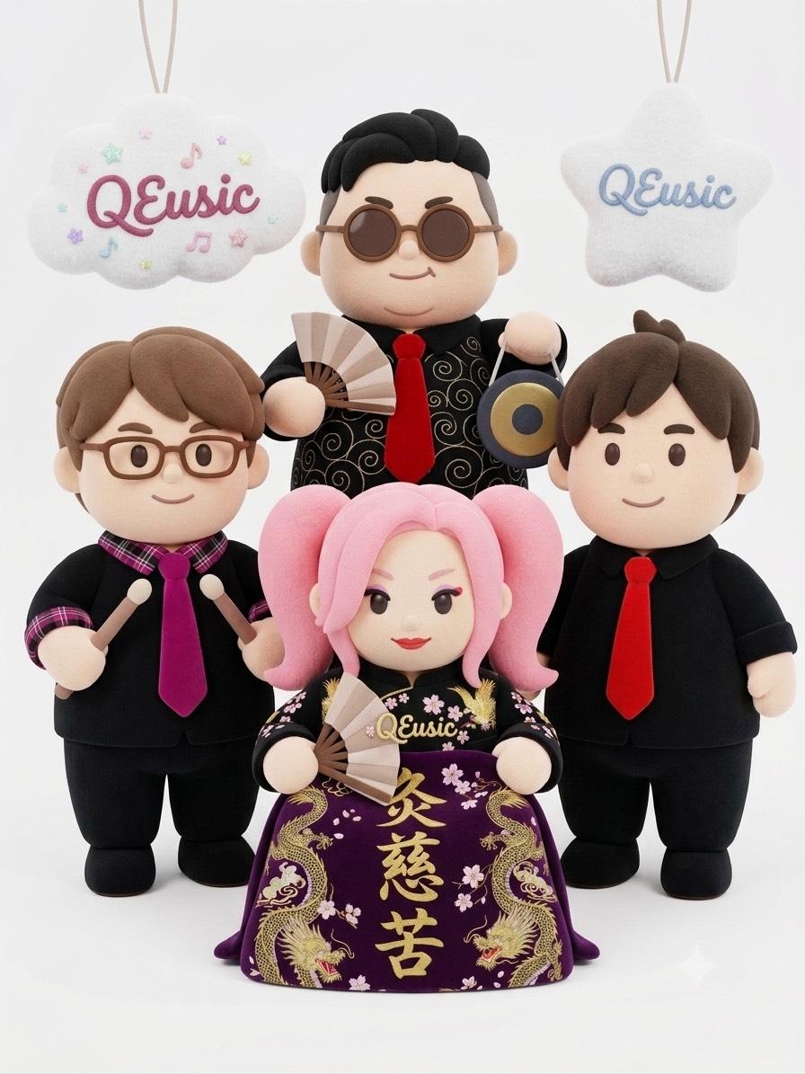 QEUSICの4人をデフォルメしたぬいぐるみ。JUNが炎慈苦の旗、まこ・のすけ・みっくん