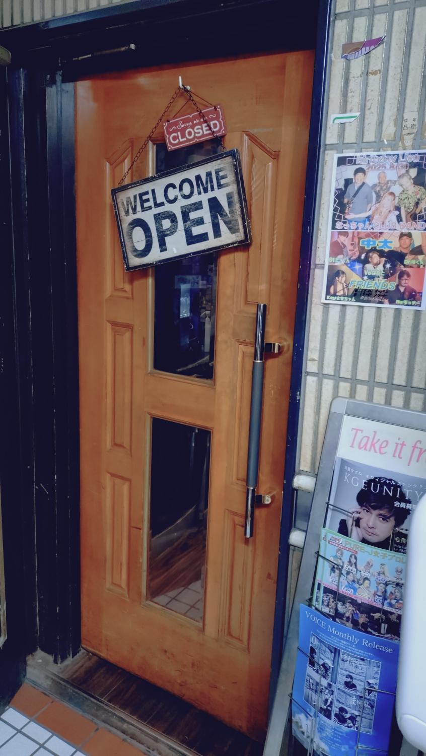 WELCOME OPEN の木のドア。CLOSED札が上に残っている