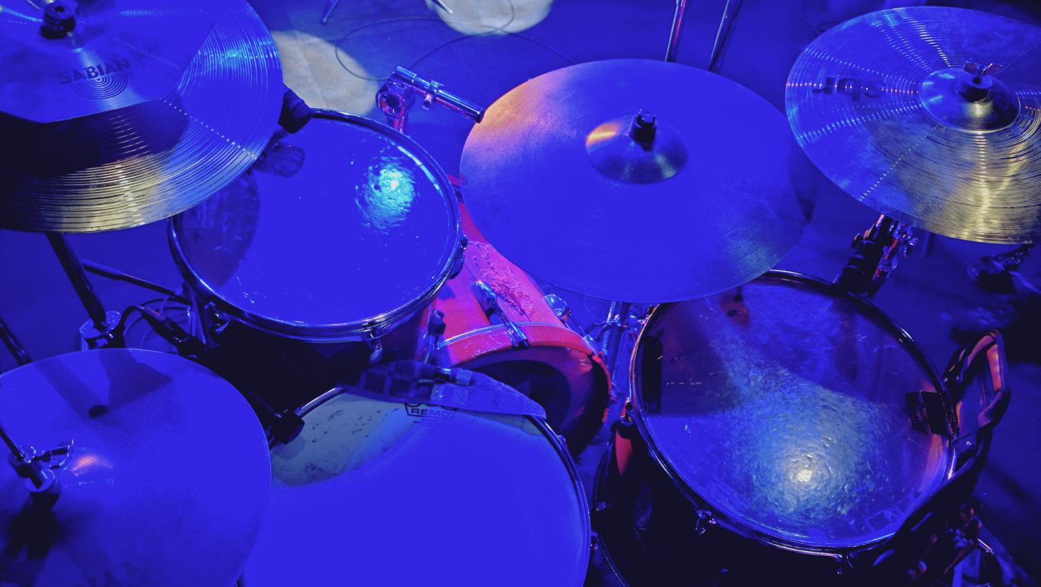 青い照明の真上、SABIANシンバルとREMOのスネア