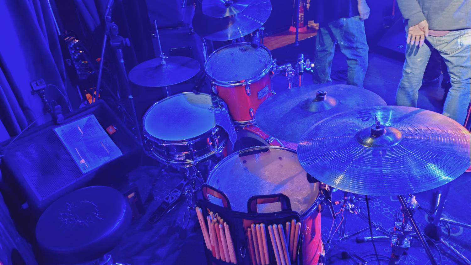 青い照明、スティックバッグと赤いシェル。SABIAN