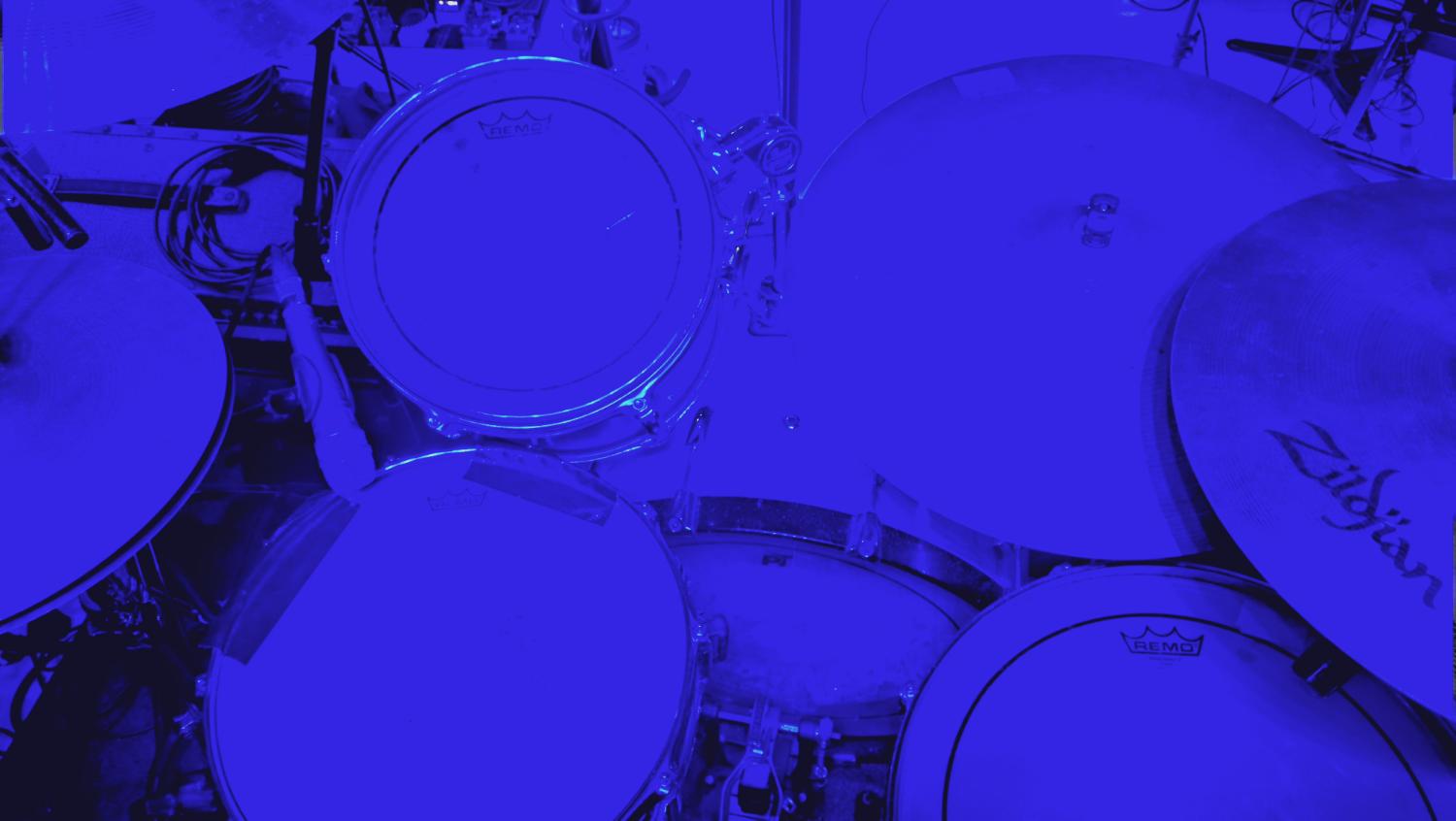 青いフィルターの真上。REMOとZildjian