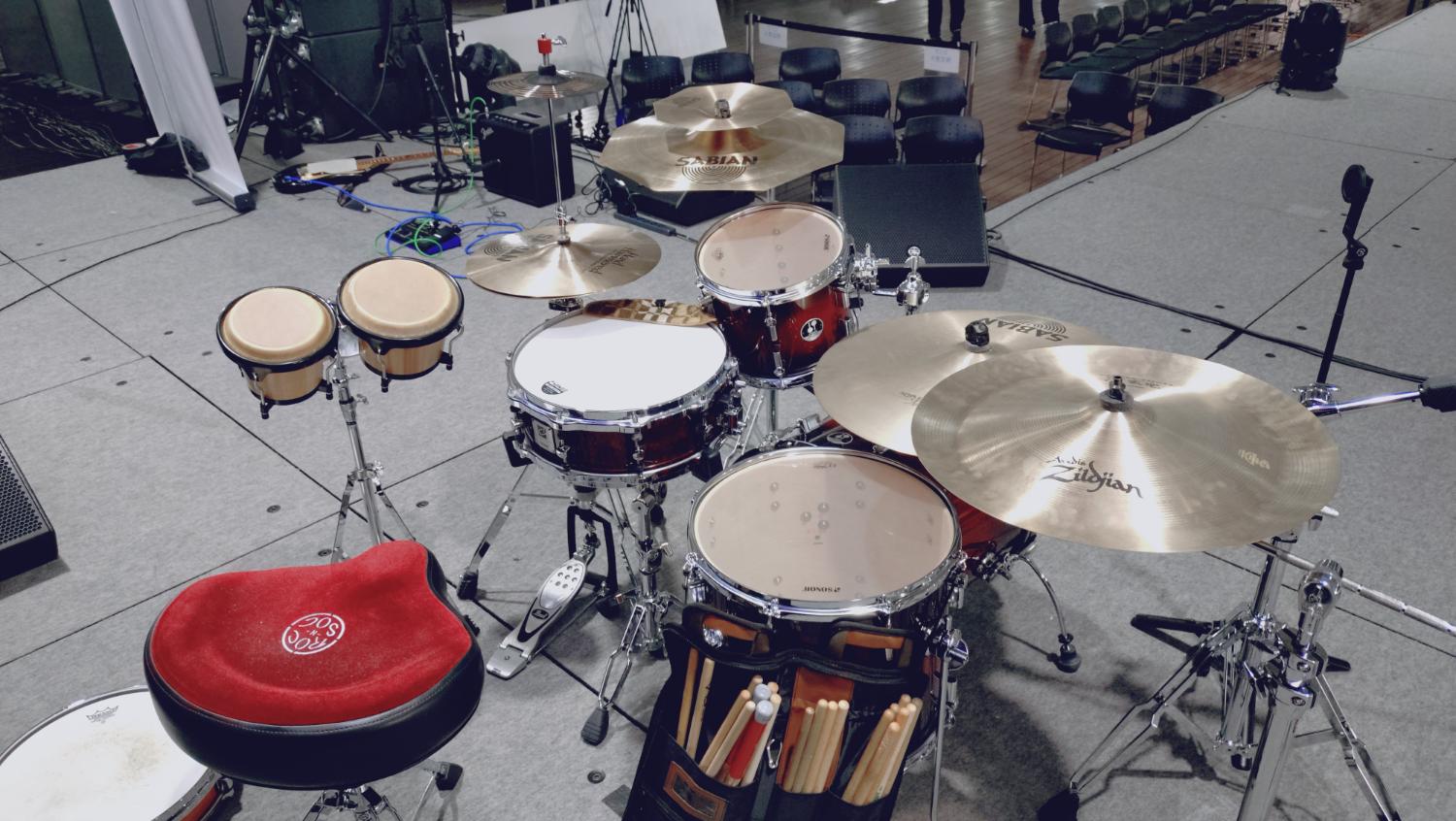 CROSSROADSのホールに組まれたSONORドラム、ボンゴ、赤いスローン