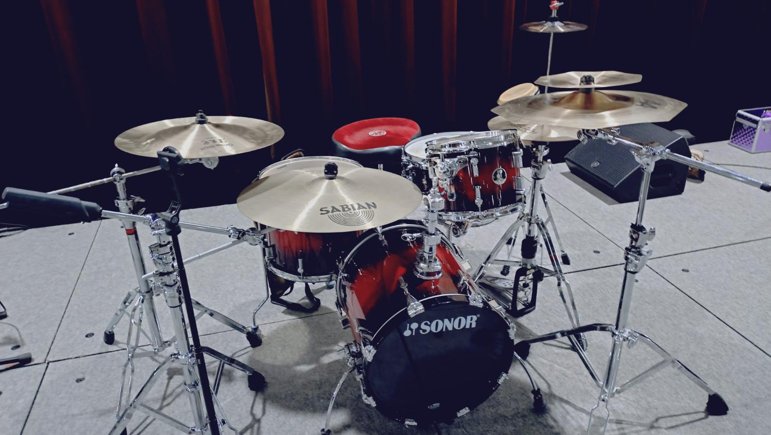 赤いカーテンの前、SONORのバスドラムとSabianシンバル