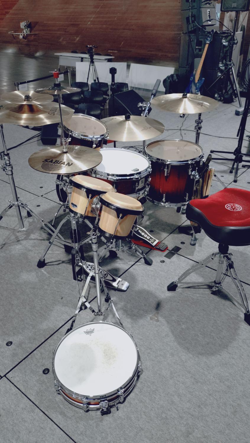床に置いたスネアとボンゴ、SONORキット。CROSSROADS会場