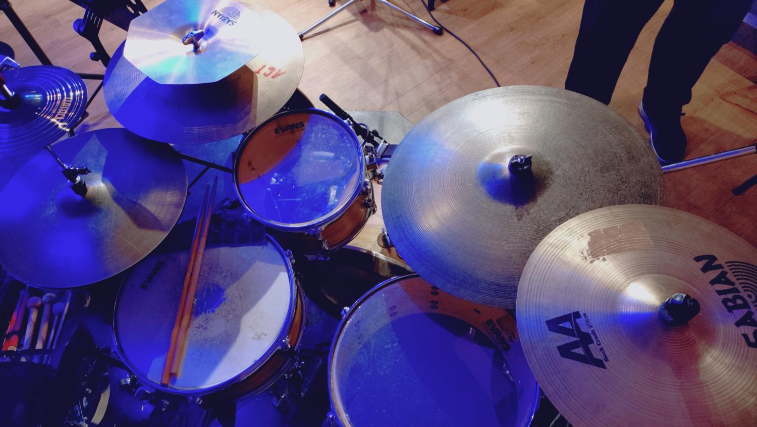 木の床、EVANSとSABIAN、スネアにスティックが乗っている