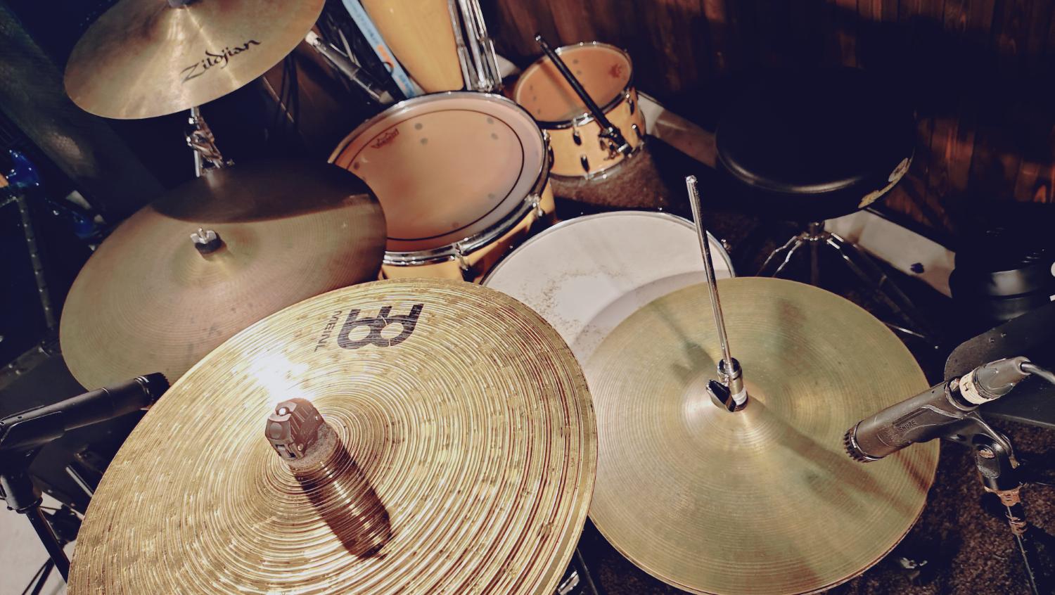 MEINLとZildjianのシンバル、木目のドラム。真上