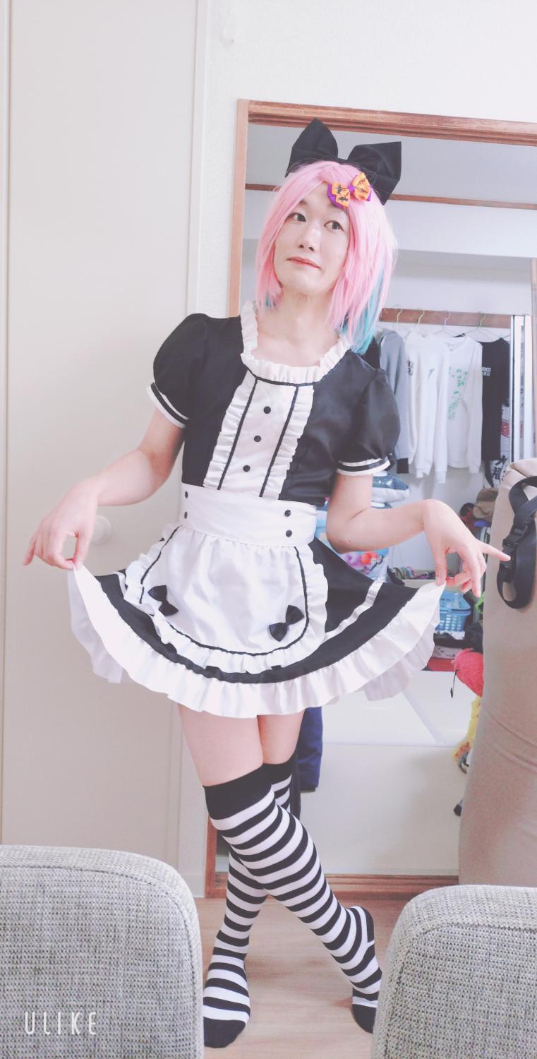 ピンクのウィッグとメイド服、白黒ストライプのニーハイの まこ