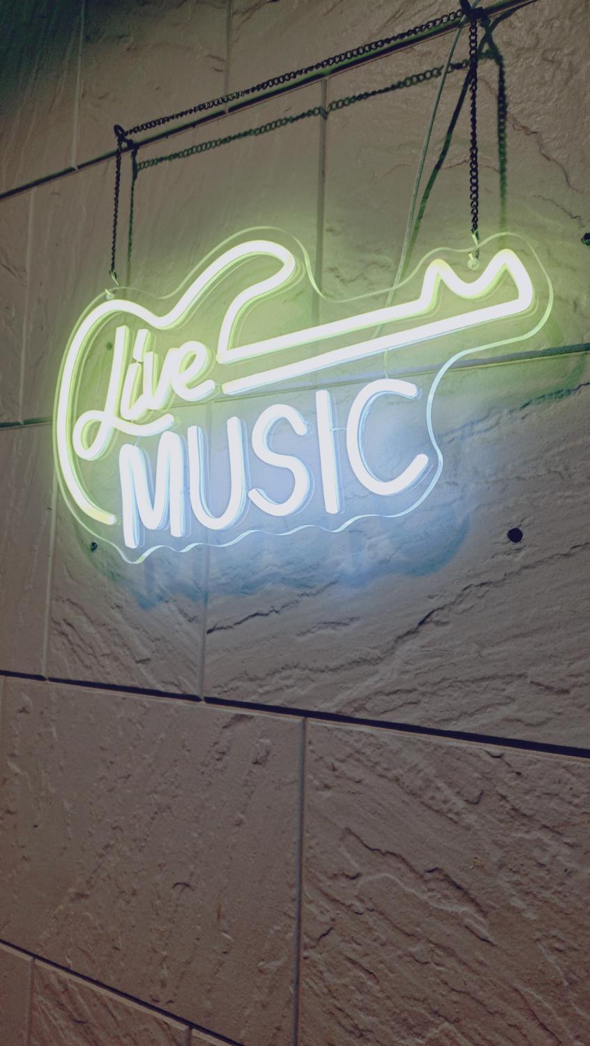ギター型のネオンサイン Live MUSIC