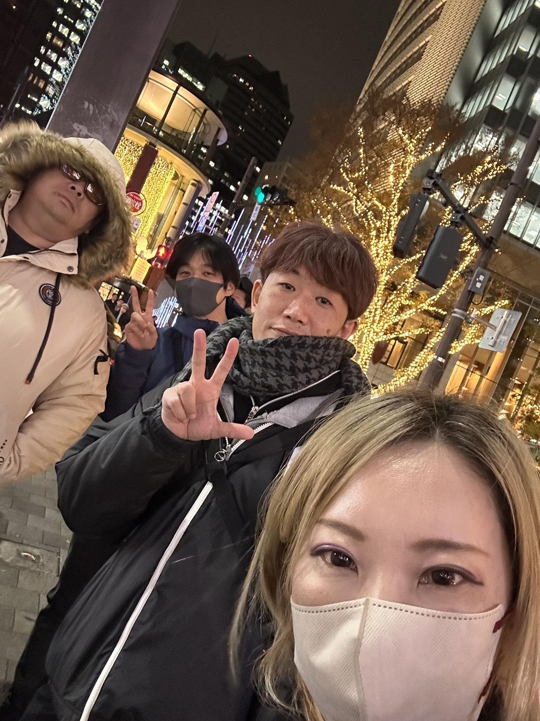 イルミネーションの街で4人の自撮り。JUNが手前、まこがピース、みっくんとのすけ