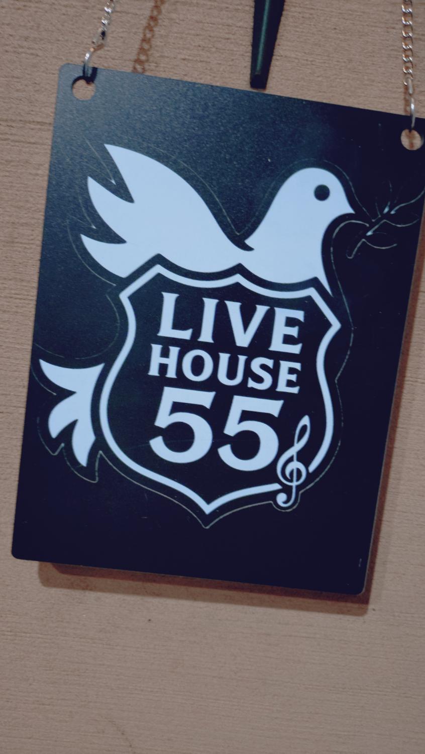 鳩のマークと LIVE HOUSE 55 の黒いプレート